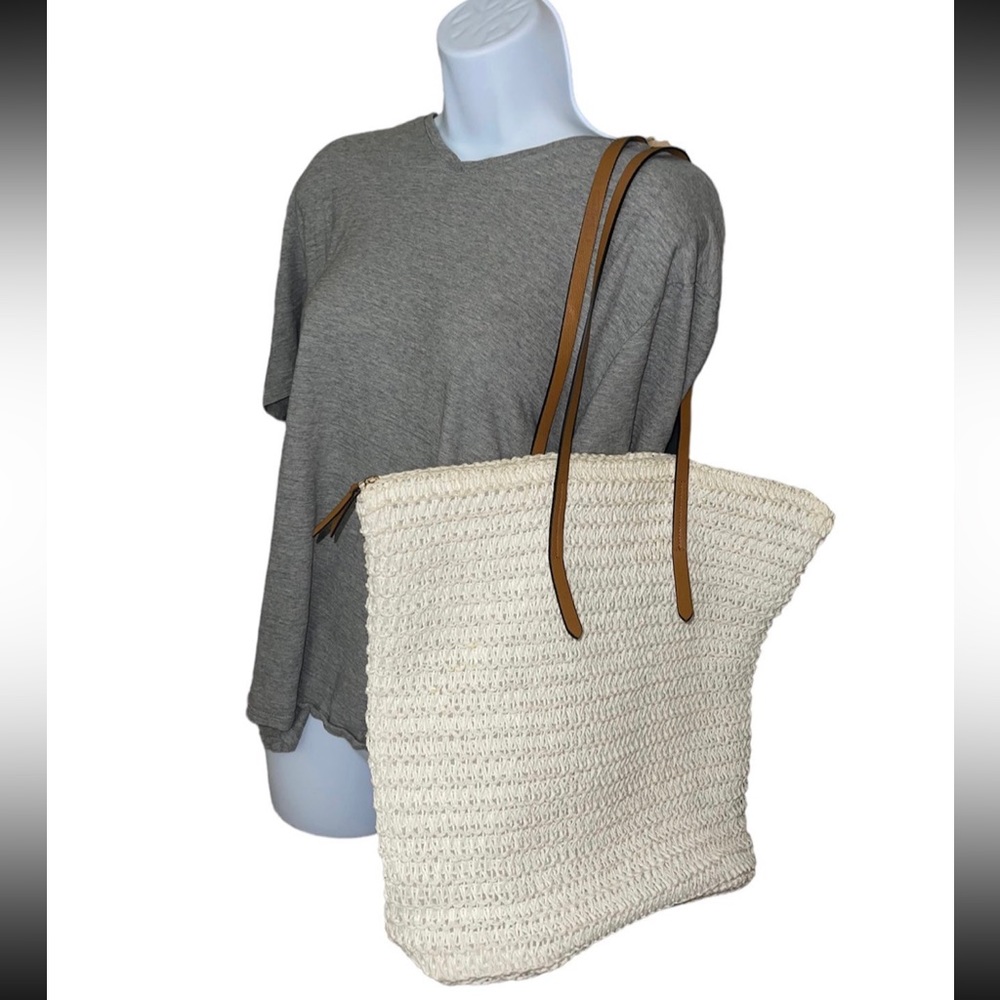 White Straw Zipped Beach Bag